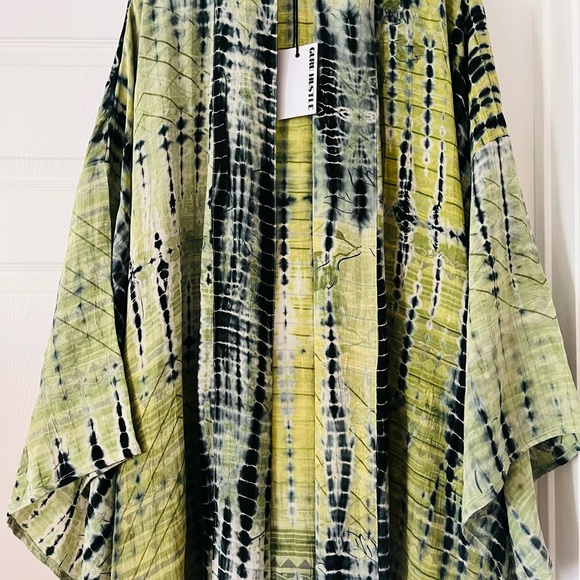 Loutus Kimono featuring sustainable Silk size large for the Queens  10 to 14 - Picture 15 of 17
